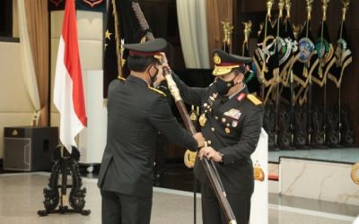jenderal-idham-azis-serahkan-panji-polri-tribrata-ke-kapolri-jenderal-listyo-sigit-ytp