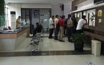 Karyawan PT Maparindo Holding Company saag menandatangani surat klarifikasi di Kantor Disperindag Kota Malang