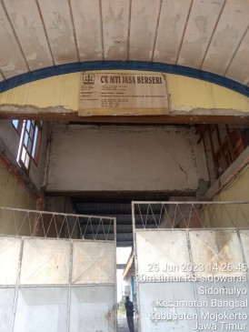 Papan nama di gudang yang tidak sesuai isi didalamnya